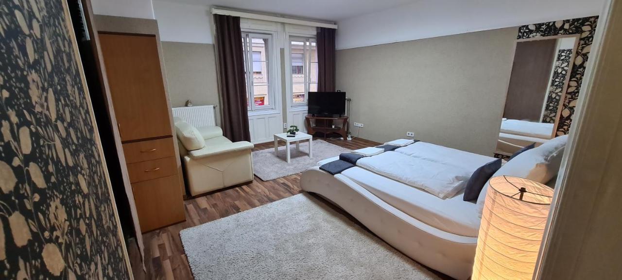 Elegant Apartment In The Hearth Of Budapest Luaran gambar